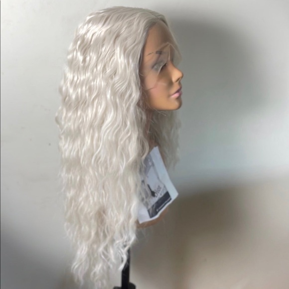 💫24” WHITE BLONDE  MIDDLE PART WAVY LACE FRONT WIG💫 *NWT*
🆕 - Picture 2 of 8